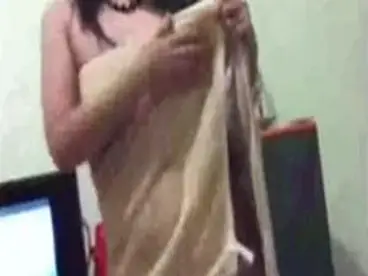 Gadis Cantik Pasrah Goyang Kasur Peraduan Imut