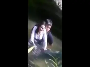Gadis Cantik Pasrah Goyang Kasur Sungai